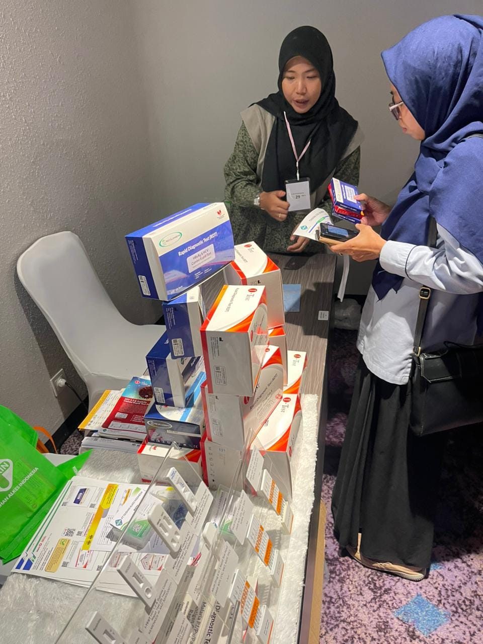 Konsultasi produk dengan pengunjung